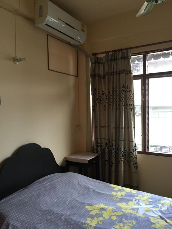 Eco House Apartment Bangkok Bagian luar foto