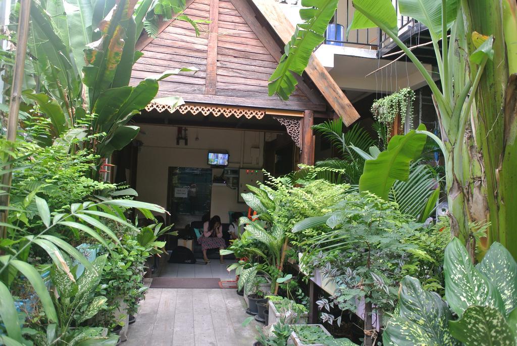 Eco House Apartment Bangkok Bagian luar foto
