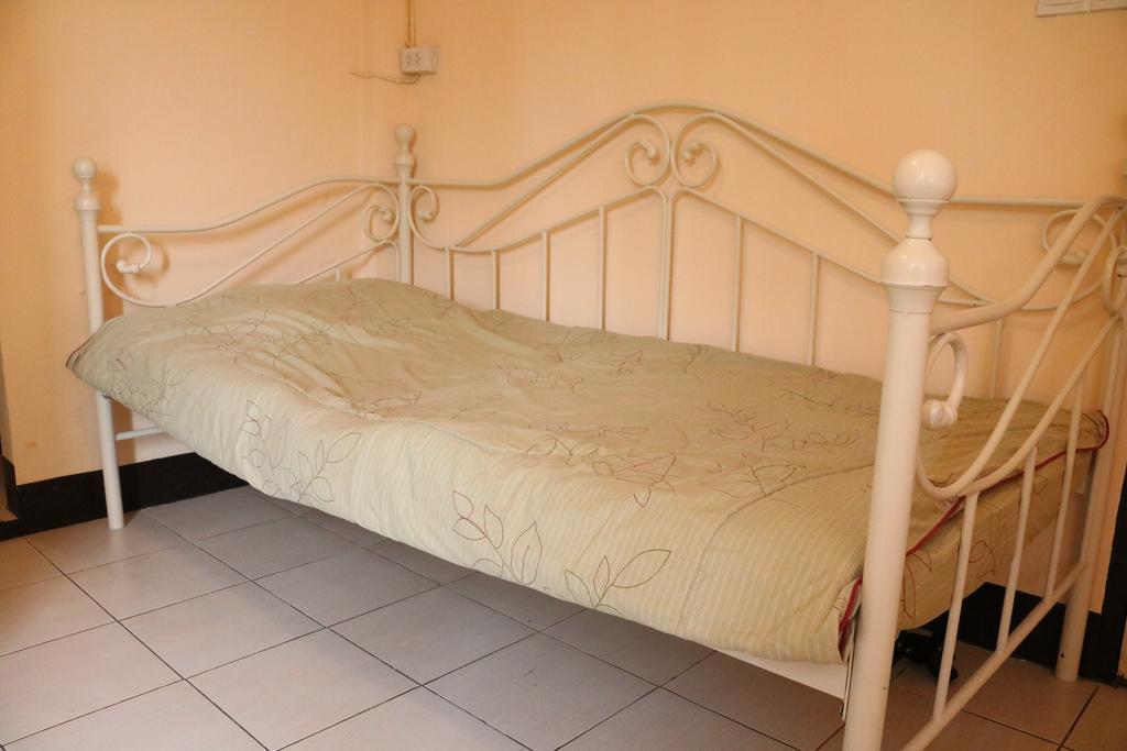 Eco House Apartment Bangkok Bagian luar foto