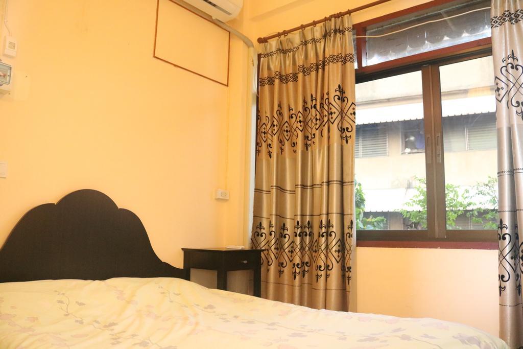 Eco House Apartment Bangkok Bagian luar foto