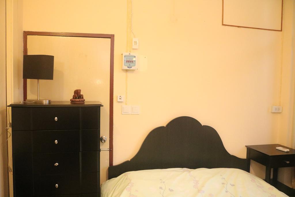 Eco House Apartment Bangkok Bagian luar foto