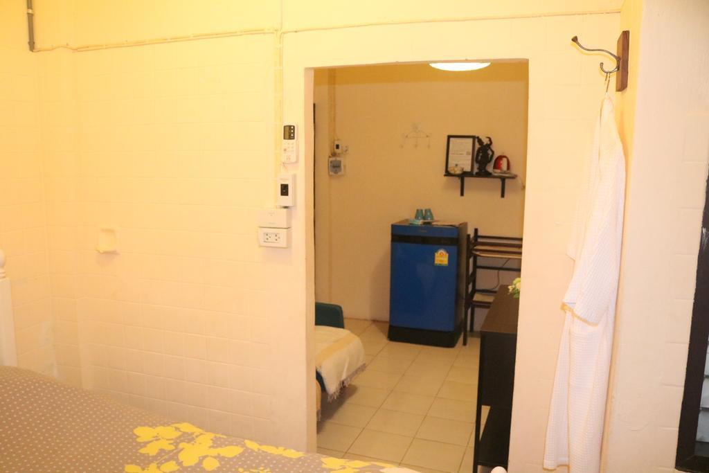 Eco House Apartment Bangkok Bagian luar foto