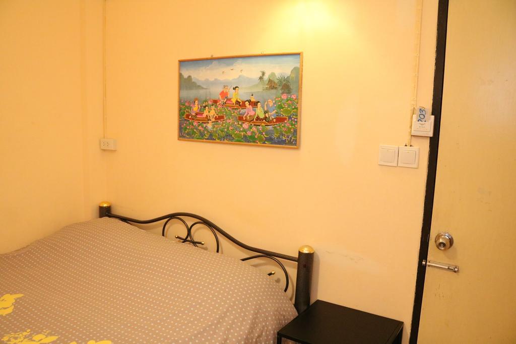 Eco House Apartment Bangkok Bagian luar foto